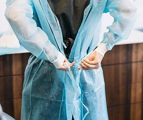 Одноразовые халаты – проверенное средство защиты медицинского персонала фото