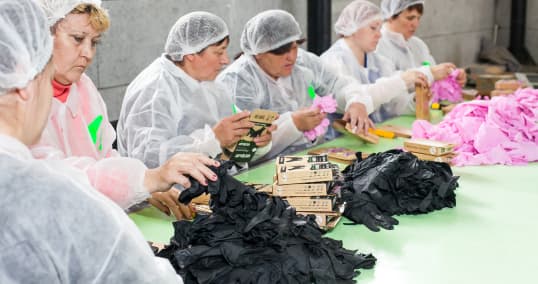 производство черных и розовых нитриловых перчаток